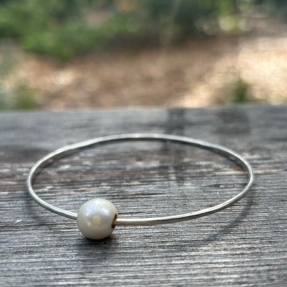 Pearl and Seaglass or shell silver wire bangle bracelet
